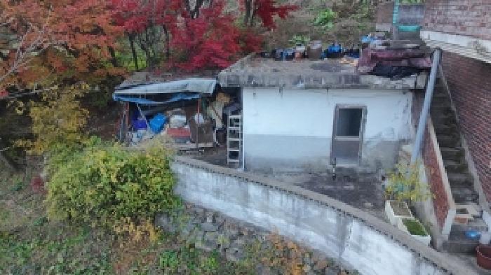제시된 단층주택 창고 전경