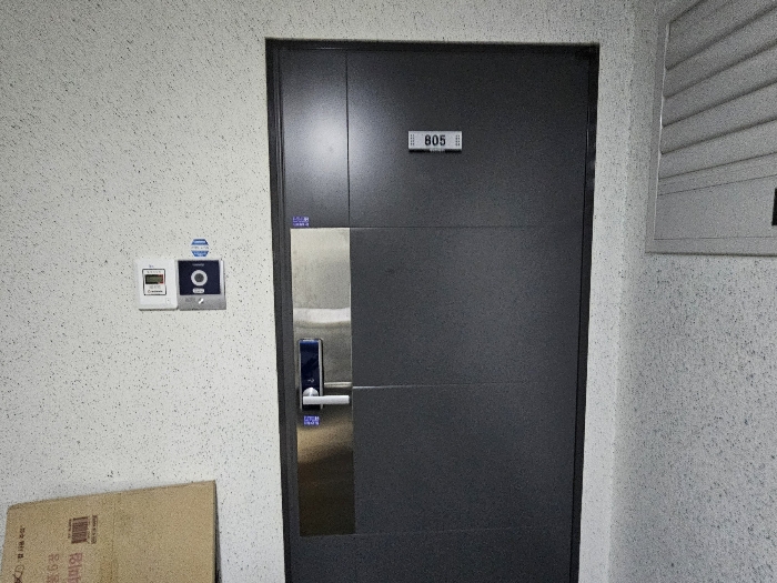 본건 출입문 전경