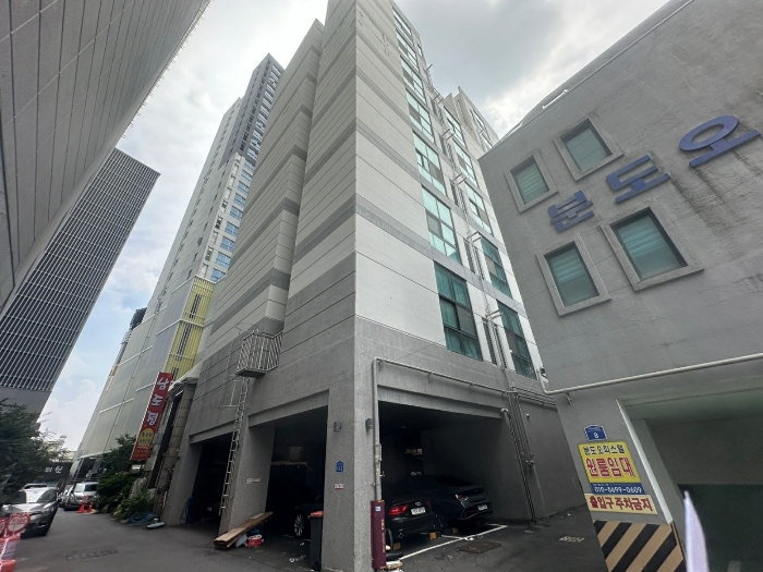 본건