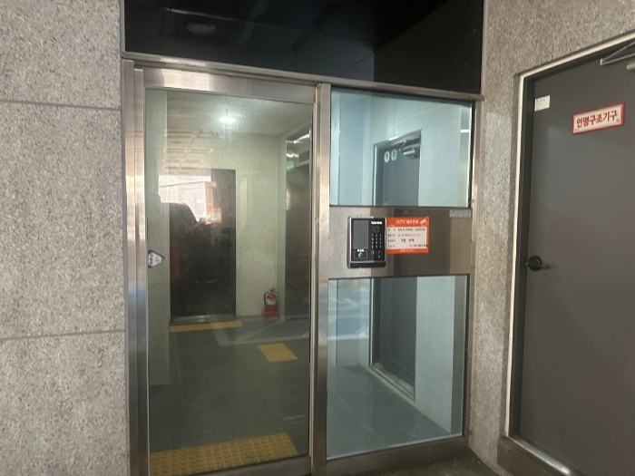본건 출입구