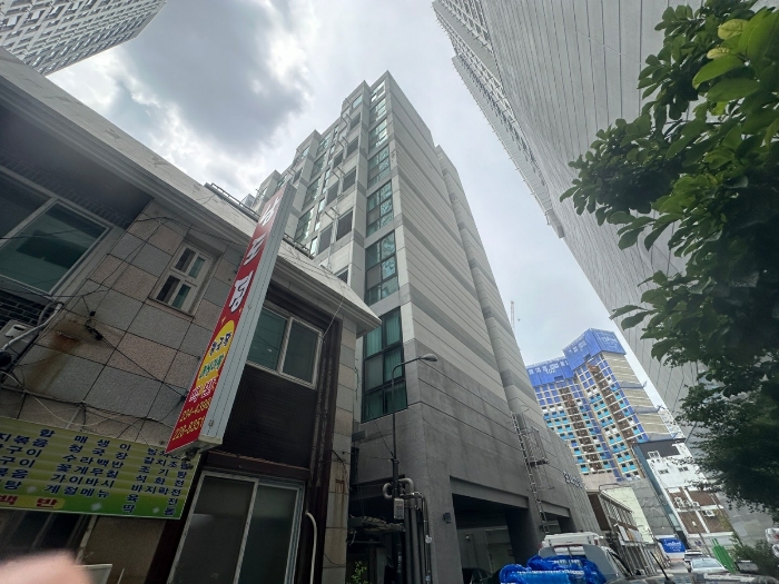 본건