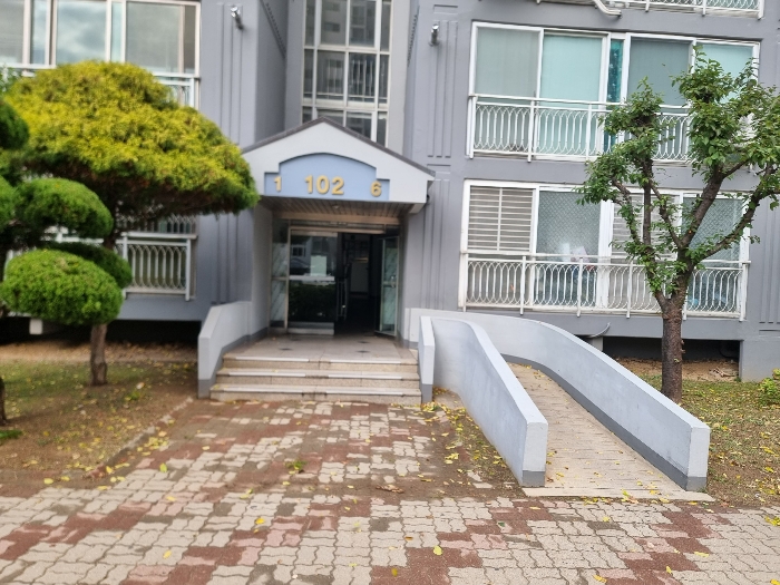 출입구(102동 1-6호라인)