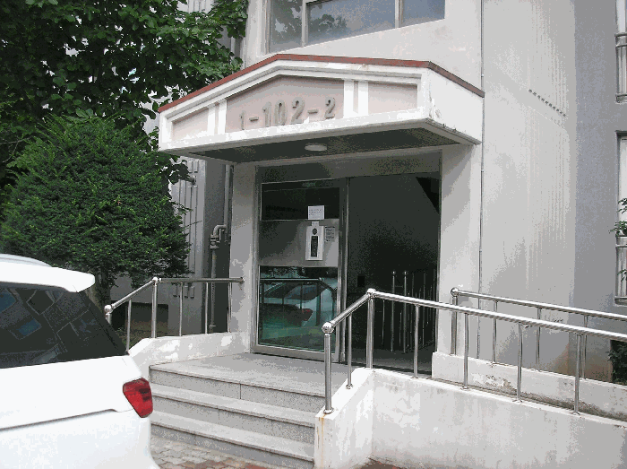 본건 출입구