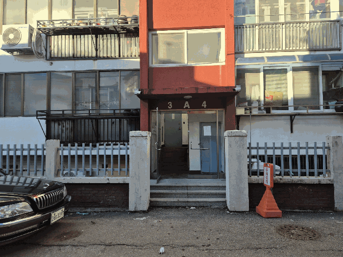 본건 출입구