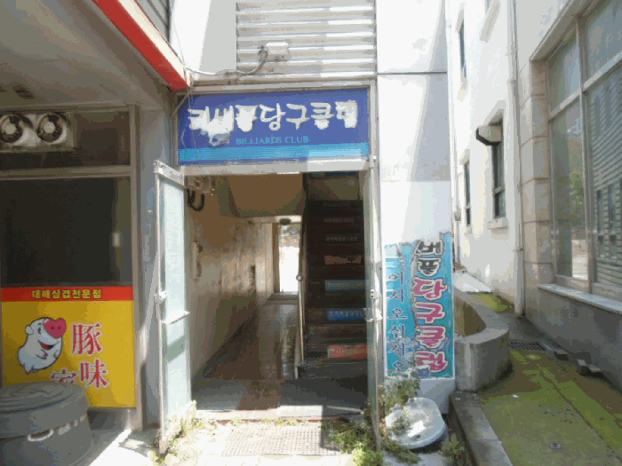 본건 1층 계단실 입구