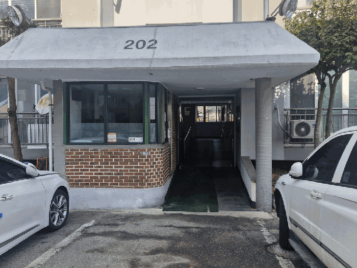 본건 출입구