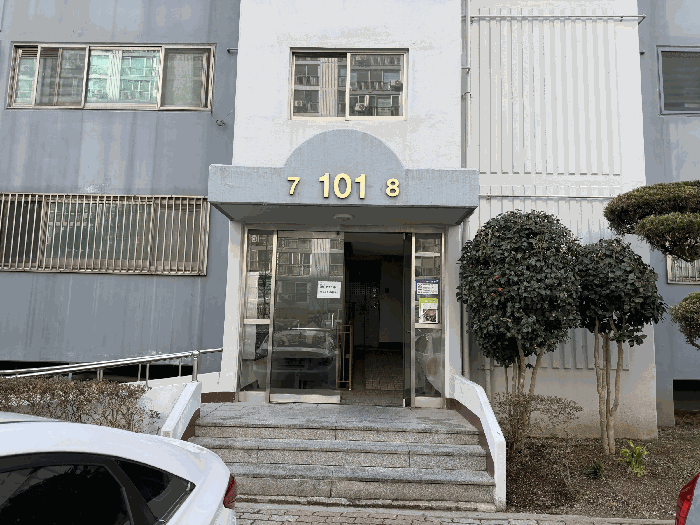 본건 출입구