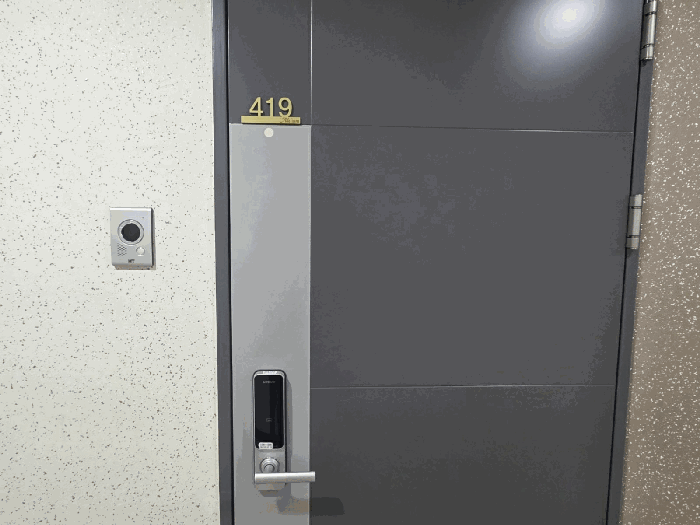 제4층 제419호 출입문