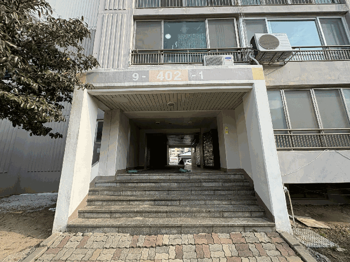 본건 출입구