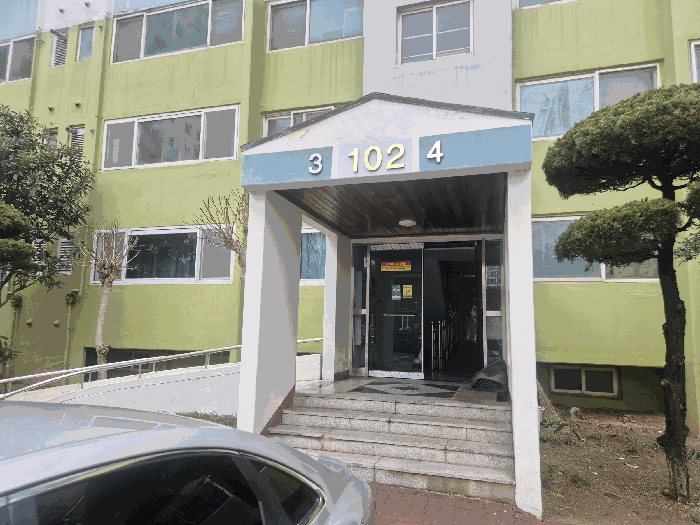 본건 출입구