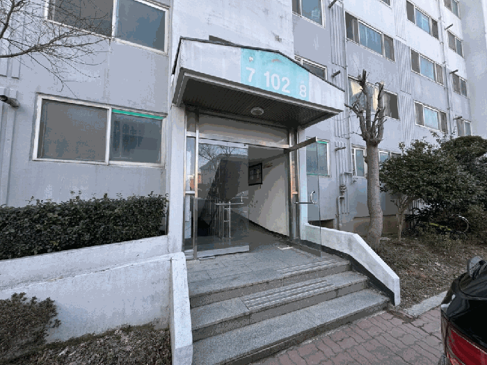 본건 동 출입구