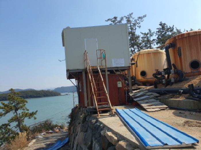 부동산표시 2번지상 제시외 건물(1층 창고, 2층 기계실)전경