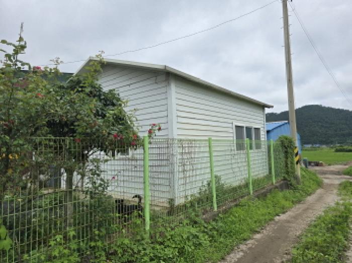 부동산표시 1번지상 제시외 건물(창고)전경