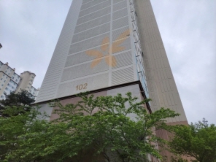 본건