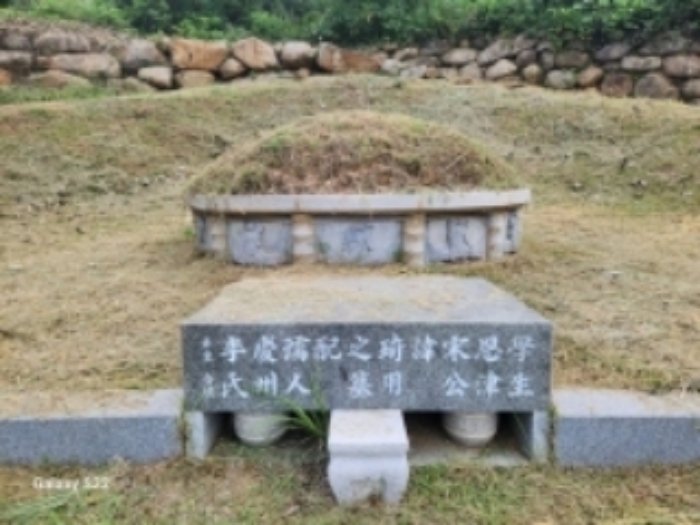 본건 3 지상에 소재한 분묘