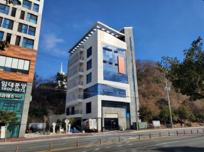 본건
