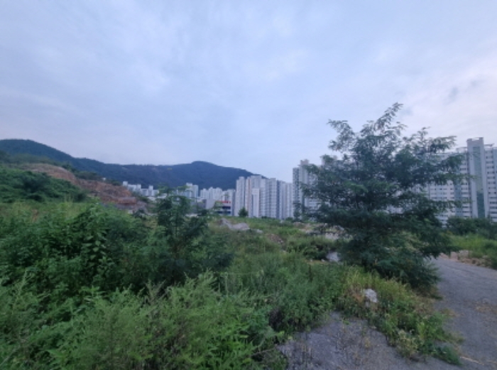 본건 6항 남동측 경계 및 전경
