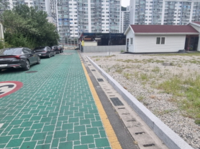 본건 19항,20항,21항의 동측에 위치한 차량으로 접근가능한 도로의 모습