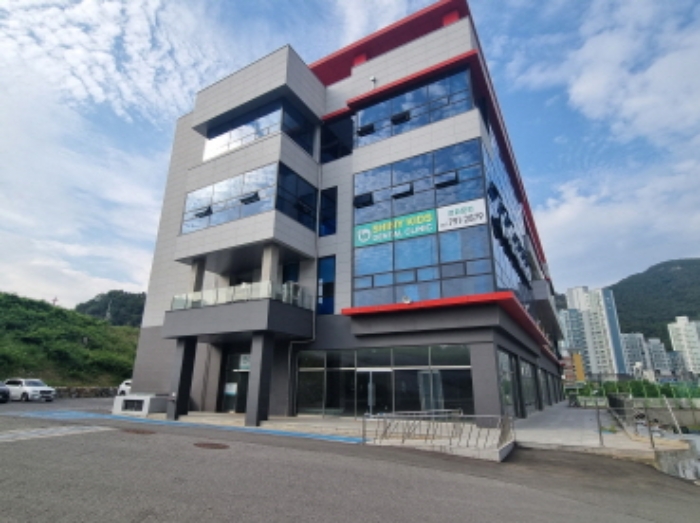 본건 22-28항 사동로149 상가건물의 남측 모습