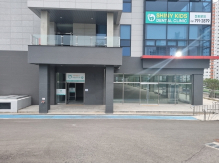 본건 22-28항 사동로149 상가건물의 남서측 공동출입문 및 본건 22항 101