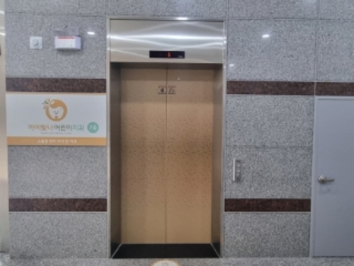 본건 22-28항 사동로149 상가건물의 남측 엘리베이터의 모습(북측과 남측, 총