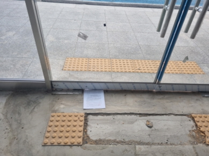 본건 22항 1층 101호 남측 출입문 (바닥에 임차인권리신고 안내장을 남겨둠)