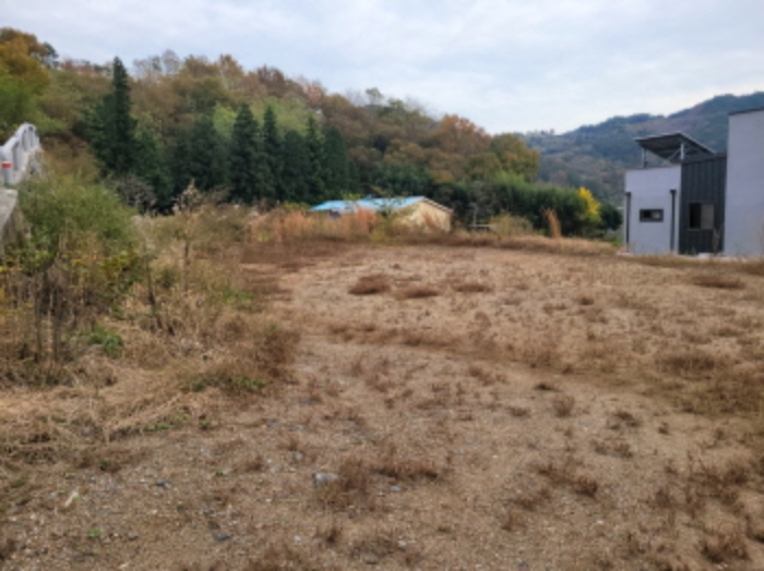 물건4번, 전경으로 나대지 상태임.