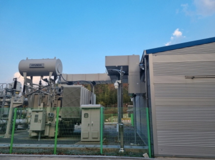 본건 3항 기계기구목록 및 일반철골구조 샌드위치패널지붕 단층 건물의 모습