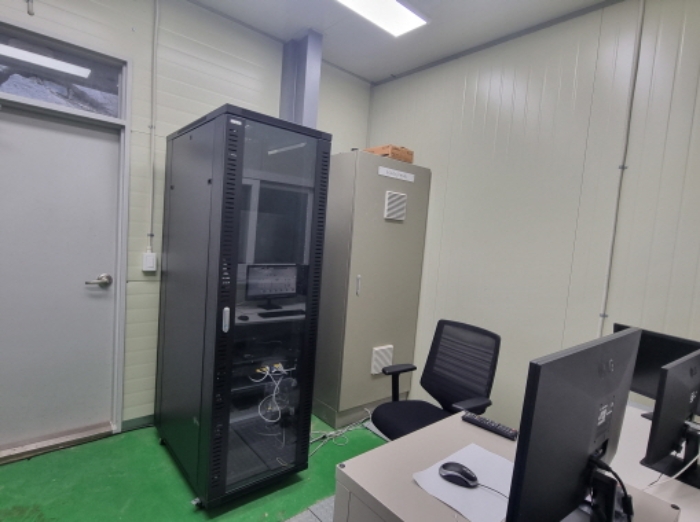본건 3항 일반철골구조 샌드위치패널지붕 단층 건물의 내부 및 내부에 소재한 기계기