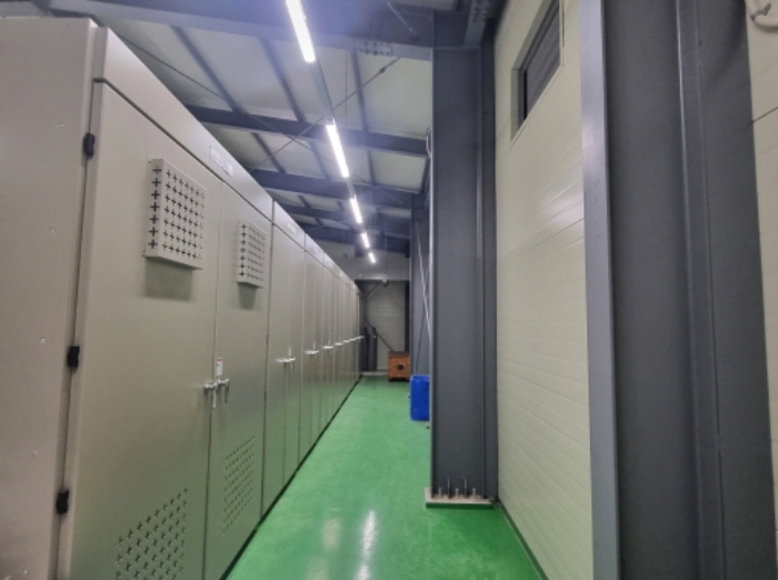 본건 3항 일반철골구조 샌드위치패널지붕 단층 건물의 내부 및 내부에 소재한 기계기