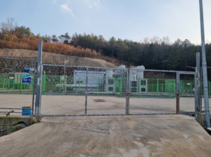 본건 북측 출입문의 모습
