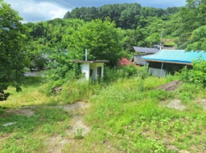 본건4, 지상에 제시외 건물- 시멘트블럭조 슬라브지붕의 화장실