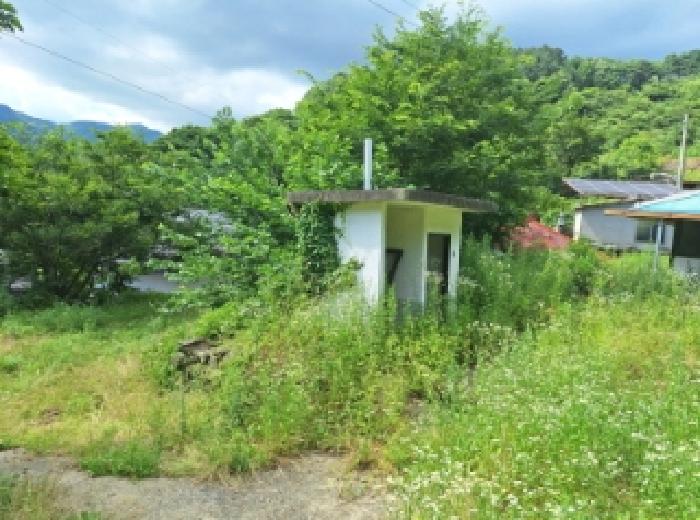 본건4, 지상에 제시외 건물- 시멘트블럭조 슬라브지붕의 화장실