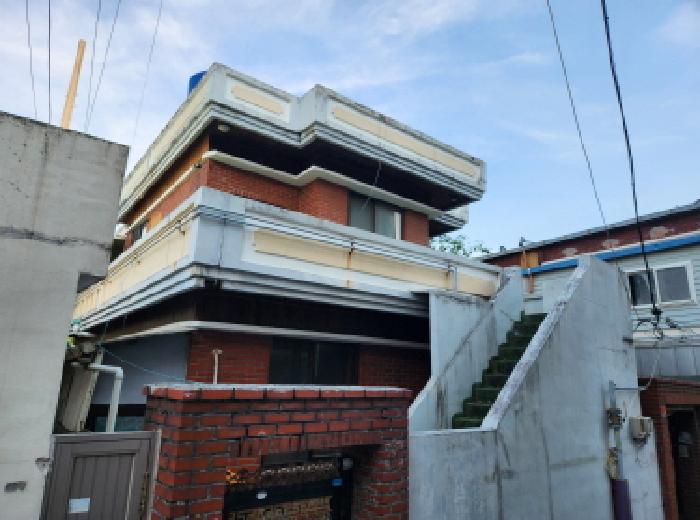 본건 전경(2층 및 외부 계단)
