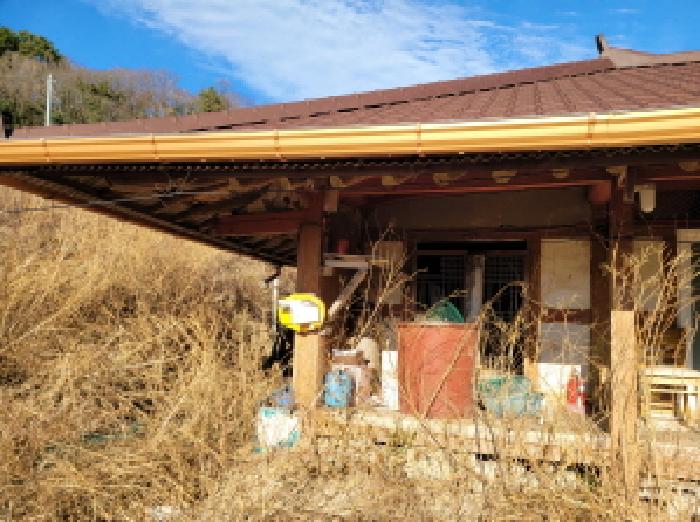 본건3항 목조기둥 강판지붕 제시외건물 주택사진.