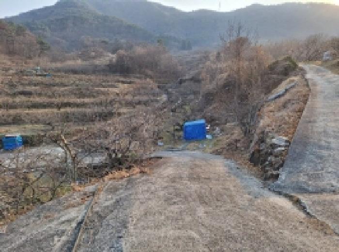 본건 전경, 일부는 도로에 포함됨