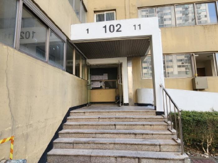 본건 아파트(102동 1005호) 공동현관 전경