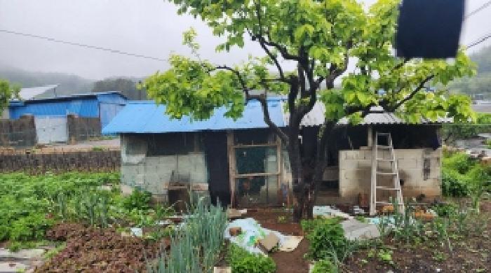 본건1. 지상 제시외 블록조 스레트 및 함석지붕 단층계사 및 창고