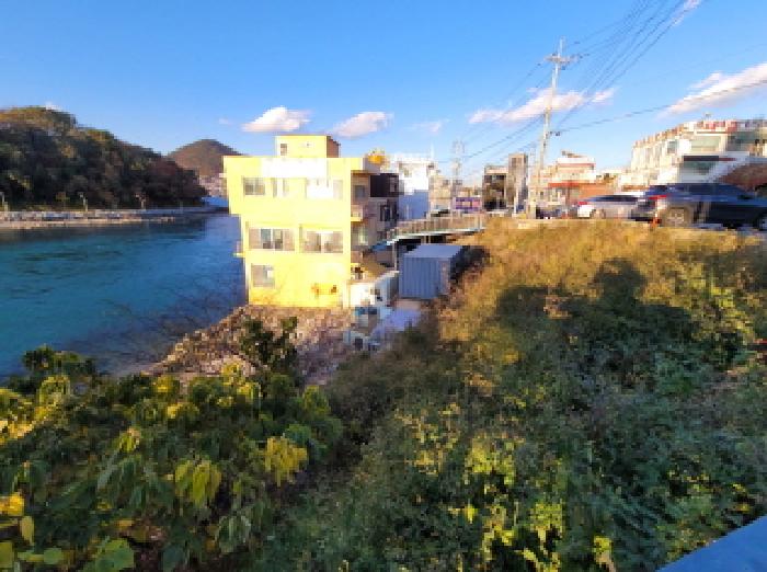 본건 주변 전경사진으로 해변가에 위치함.