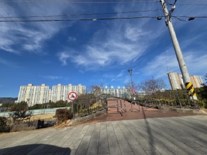 본건 부동산 공중에 설치된 육교(원경 사진)