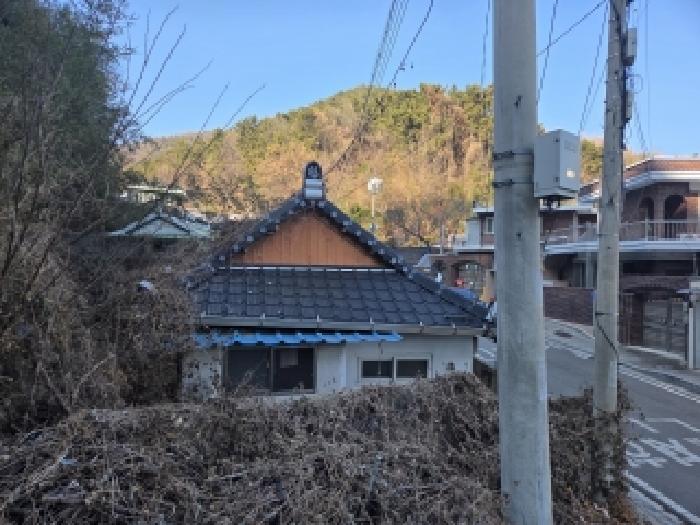 본건 부동산의 측면 모습(대지위에 콘크리트와 함석지붕으로 된 단층 건물 있음)