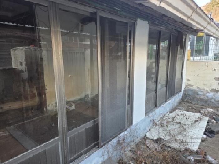 본건 부동산의 도로쪽에서 안쪽을 바라본 모습(사람이 거주하지 않는 폐가로 보임)