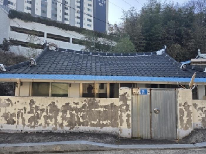 본건 부동산의 전면 모습(대지위에 콘크리트와 함석지붕으로 된 단층 건물 있음)