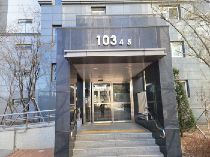 본건1항 공동현관문 사진.