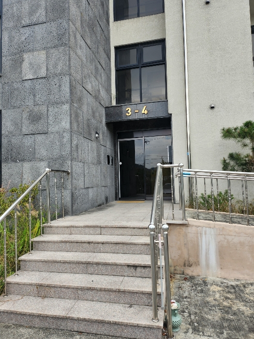 현관 입구 전경