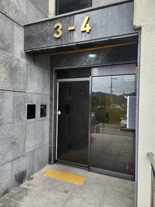 현관 입구 전경