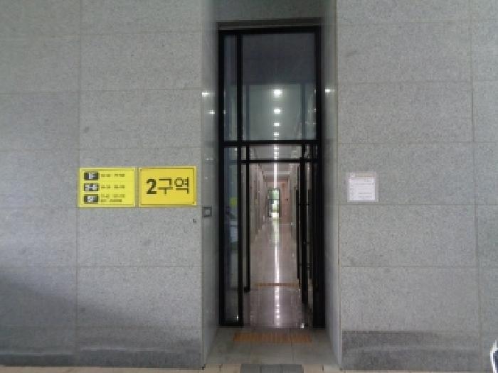 건물 측면 출입문