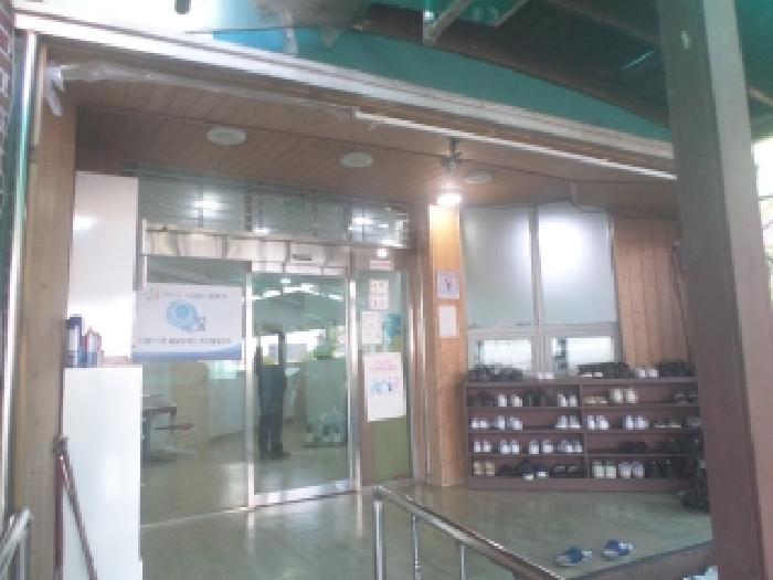 목록2 건물 현관출입구 부분이 목조로 개축된 부분 모습