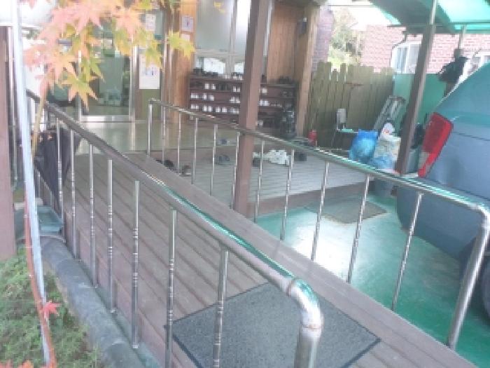 목록2 건물 현관 출입구부분에 연결한 목조 장애인 이동경사로의 모습