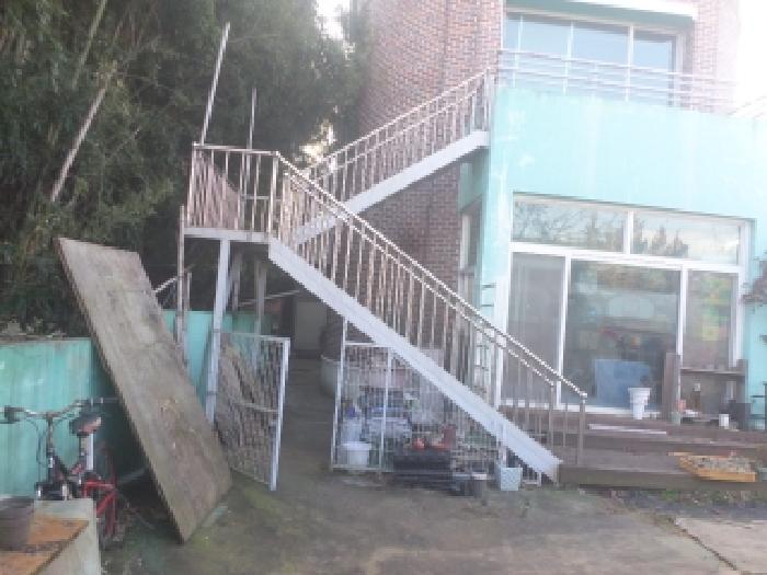 목록2 건물에 달아낸 철재 사다리 및 이와 연결된 목조 데크시설 모습